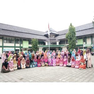 Aksi Peduli Lingkungan Memperingati Hari Kartini Himpunan Mahasiswa Jurusan Pendidikan Islam Anak Usia Dini Fakultas Ilmu Tarbiyah dan Keguruan IAIN Syekh Nurjati  Cirebon